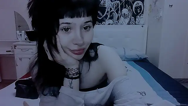 AllisonDeetz online show from April 25, 5:10 pm