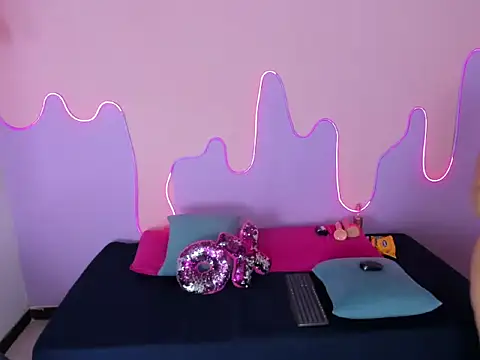 Amelia queen online show from March 25, 1:25 pm