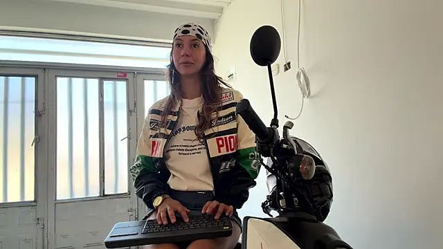 Julieta Jol online show from June 1, 1:46 pm