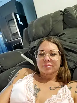 Couple qc online show from May 11, 2:45 pm