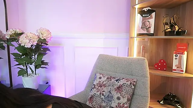 LucyWeisser online show from April 28, 7:18 pm