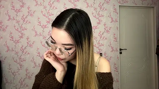 MadeleneStoesz online show from March 27, 10:05 am