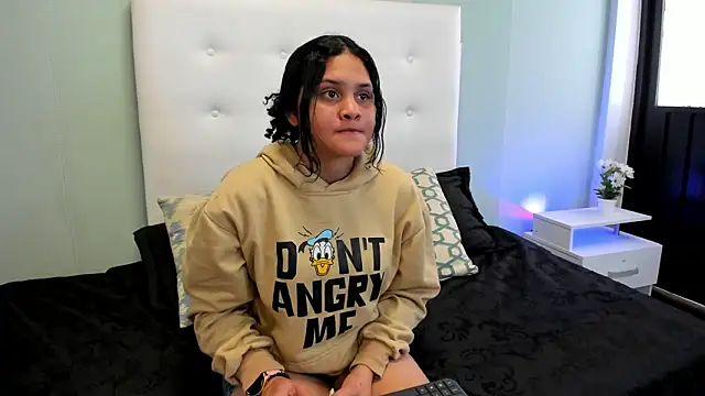 ZoeRiveers online show from March 26, 8:43 pm