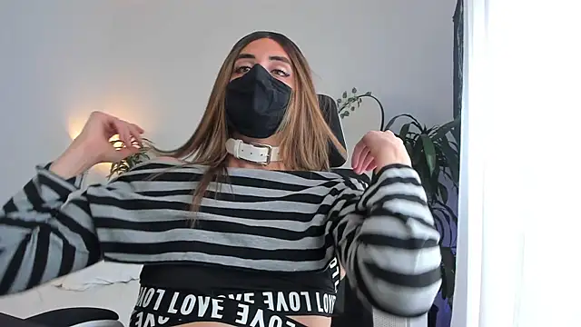 LilyReina online show from April 21, 6:26 pm