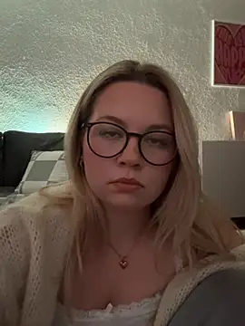 miialive online show from March 30, 6:29 pm