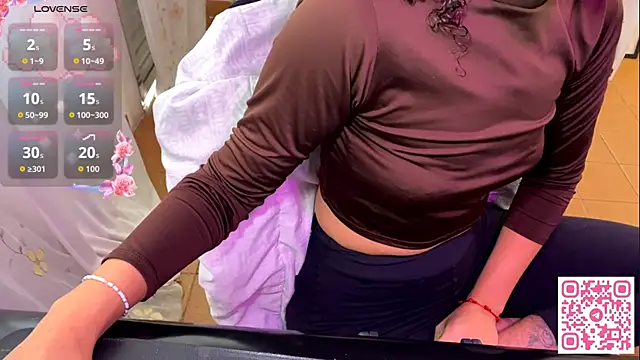 petitecurlybrunette online show from May 21, 2:26 pm