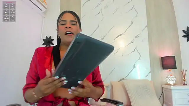 AlexaCifuentes online show from April 14, 12:38 pm