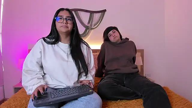 Elisa n Emma online show from April 1, 8:06 pm