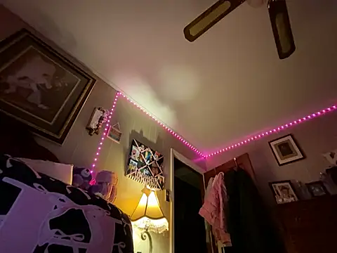 HollyBurst online show from April 8, 2:35 am