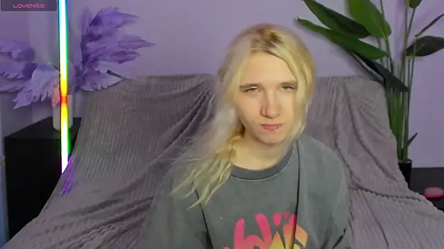 Kitty Blondie online show from April 6, 4:46 am