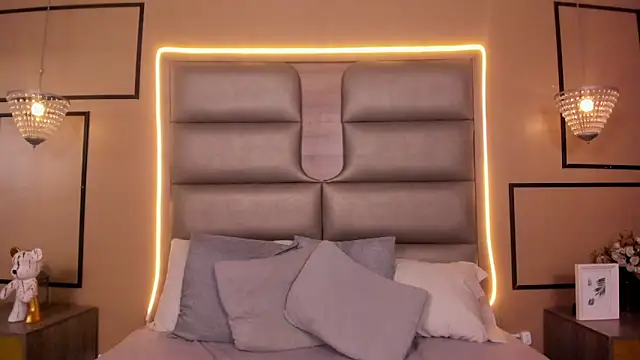 BIANCACOLLINNS online show from April 7, 8:11 pm