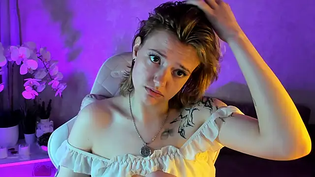 LunaaBee online show from June 22, 2:49 am