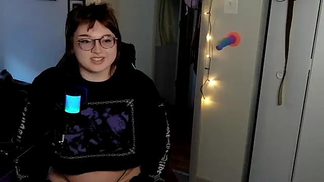 quinniecat online show from April 8, 11:29 pm