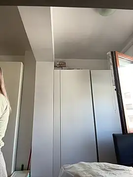 SweetLilTrouble online show from April 6, 9:43 am