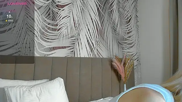 Lizzyvega online show from May 1, 1:53 am