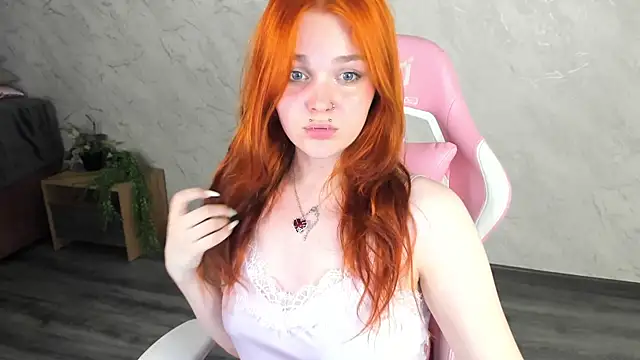 Emilly Hiil online show from July 13, 1:06 am