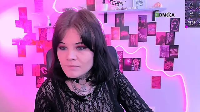 nikki kiss  online show from May 3, 8:50 am