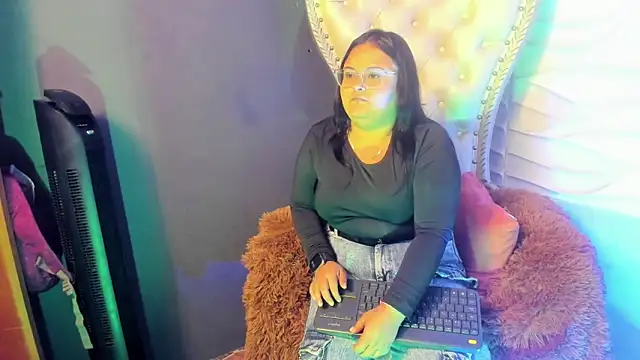 Luna  Cortez online show from May 18, 3:05 am