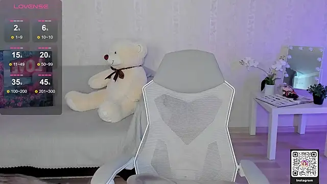 LinnLove online show from May 6, 6:39 am