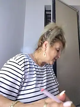 Snapshot of Divineblond chatting on September 28, 6:46 pm Divineblond online show from September 28, 6:46 pm