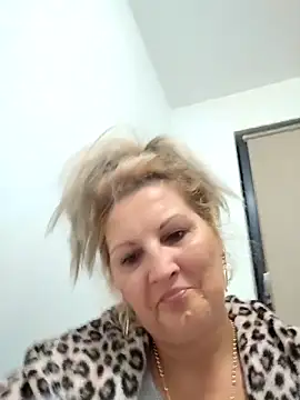 Snapshot of Divineblond chatting on October 4, 4:33 pm Divineblond online show from October 4, 4:33 pm