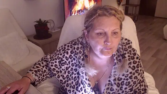 Snapshot of Divineblond chatting on October 9, 9:30 pm Divineblond online show from October 9, 9:30 pm