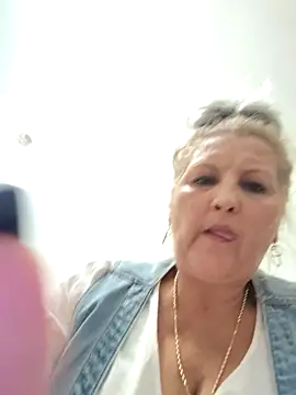 Snapshot of Divineblond chatting on October 28, 4:57 pm Divineblond online show from October 28, 4:57 pm