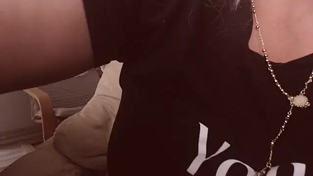 Snapshot of Divineblond chatting on September 17, 2:37 pm Divineblond online show from September 17, 2:37 pm