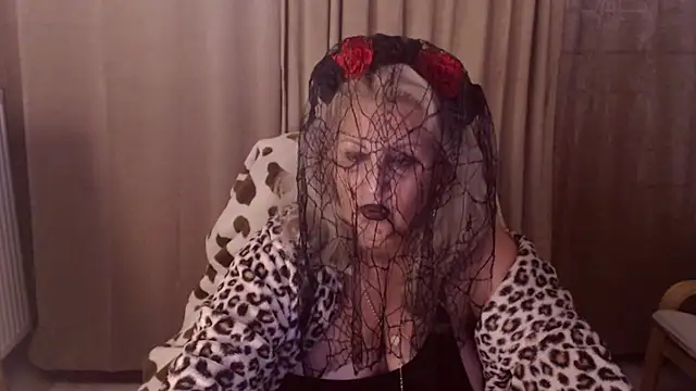 Snapshot of Divineblond chatting on October 31, 11:09 pm Divineblond online show from October 31, 11:09 pm