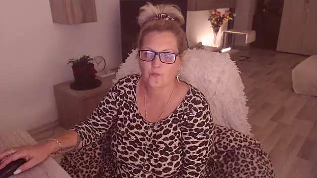 Snapshot of Divineblond chatting on October 16, 10:56 pm Divineblond online show from October 16, 10:56 pm
