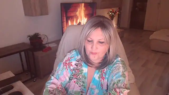 Snapshot of Divineblond chatting on October 20, 11:08 pm Divineblond online show from October 20, 11:08 pm