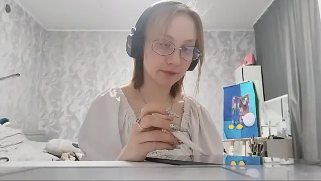 MyungWormington online show from April 25, 1:52 pm