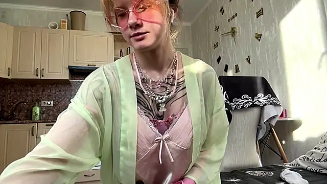 sarawhisperr online show from May 8, 3:26 pm