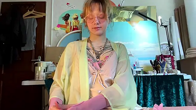 sarawhisperr online show from April 30, 12:10 pm