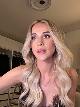ZoeyLux online show from May 30, 9:22 pm