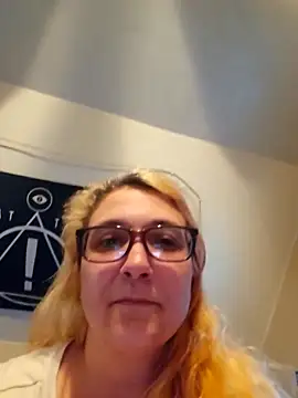Thatonebinch online show from May 1, 11:52 pm