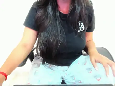 Curvy queen69 online show from June 3, 6:36 am