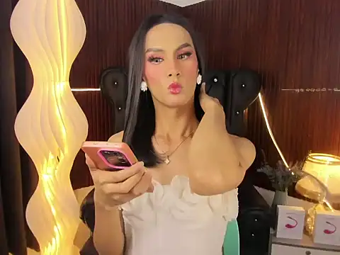 Estella Hilton online show from June 15, 11:32 am
