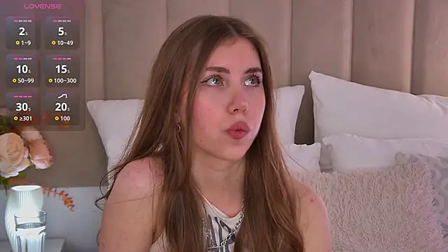 EvaAkiins online show from June 4, 4:33 pm
