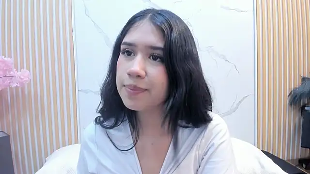 Hanna Thorne online show from May 13, 9:09 pm