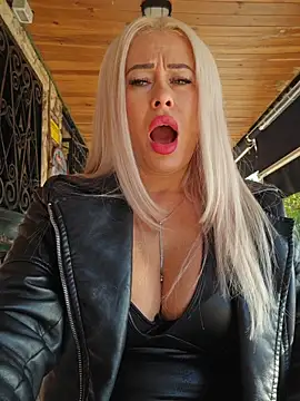 Snapshot of MILFBARBY chatting on October 28, 9:15 am MILFBARBY online show from October 28, 9:15 am