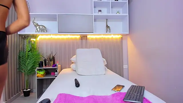 pinktaylor  online show from July 15, 4:06 am