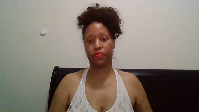 MsDeeLive online show from May 29, 4:32 am