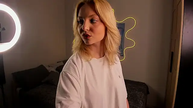 Maddie D Cloud online show from June 29, 4:19 am