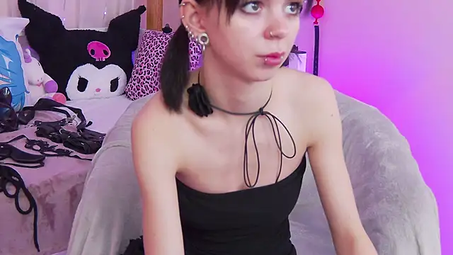 TwiggySmith online show from July 13, 9:43 am