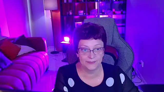 IsoldeMirevain online show from June 13, 10:56 am