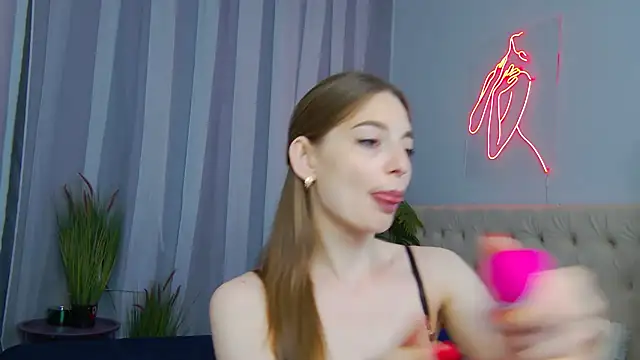 NicolSkye online show from June 30, 5:01 pm
