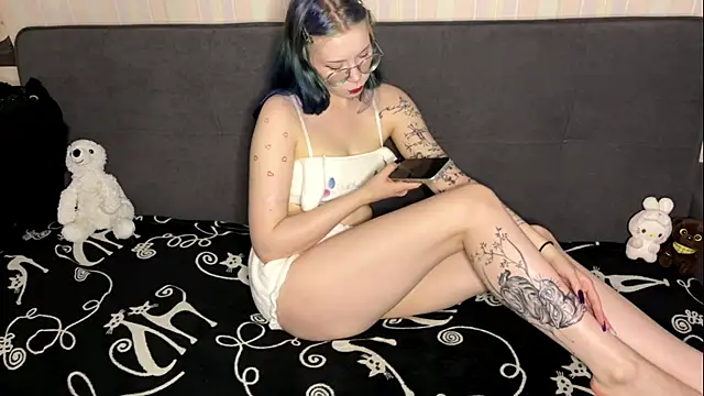 LisaCuty online show from June 18, 6:57 pm