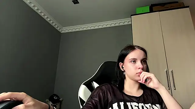 martinienjoyer online show from July 13, 8:37 am