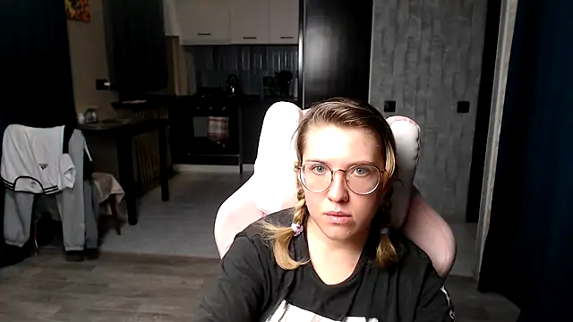 Snapshot of Reginasmilee chatting on September 18, 1:48 am Reginasmilee online show from September 18, 1:48 am